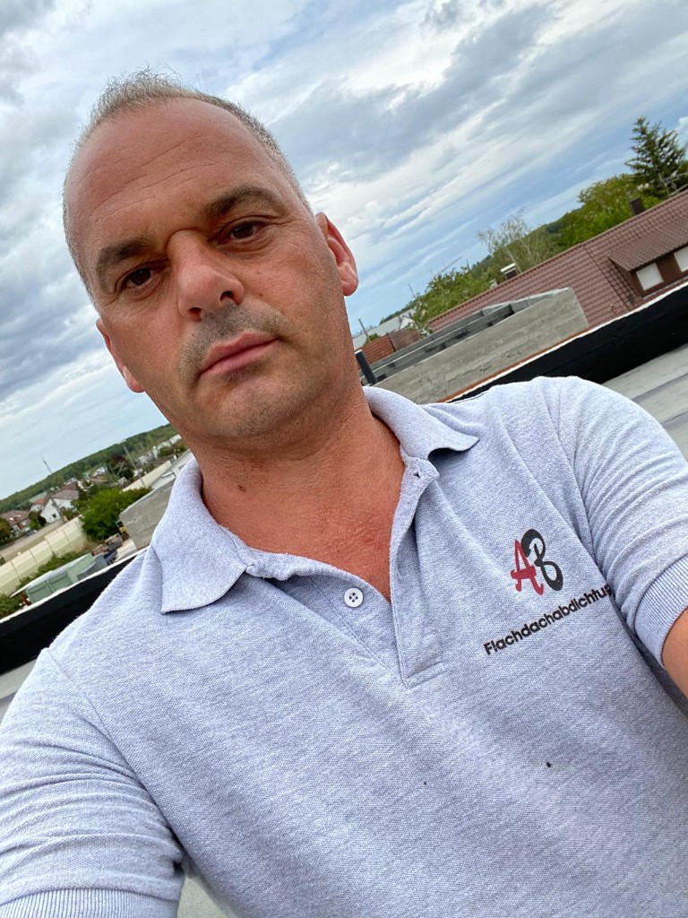Agim Bujupi, Inhaber von BUJUPI Flachdachbau, auf einer Flachdach-Baustelle