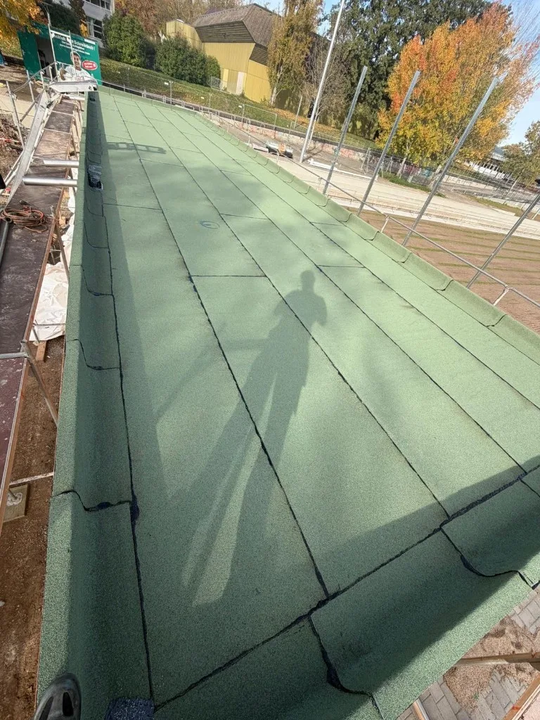 Fertig abgedichtetes Flachdach mit grauen Bitumenbahnen