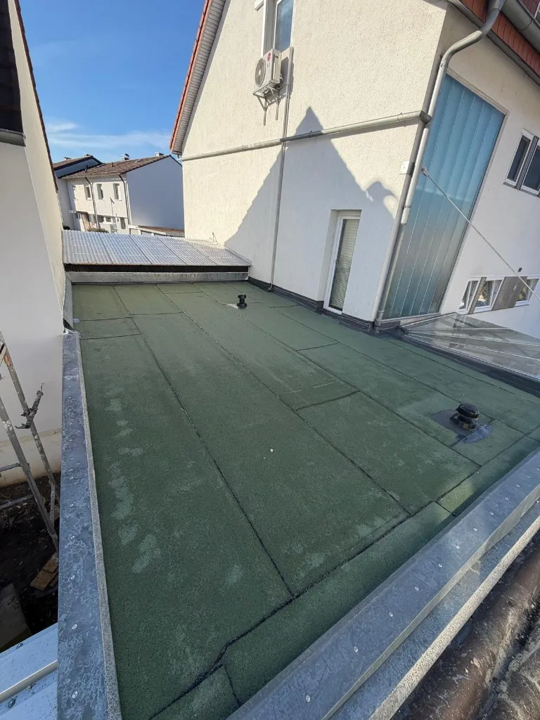 Abgedichtetes Garagendach mit Bitumenbahnen am Wohnhaus
