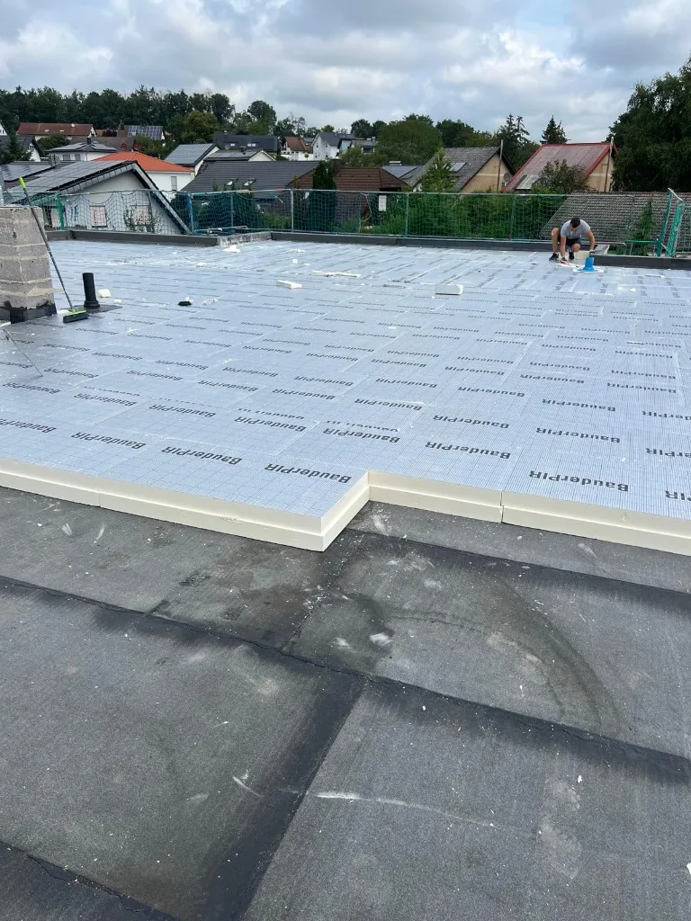 Dämmarbeiten mit hochwertigen Dämmplatten auf Flachdach