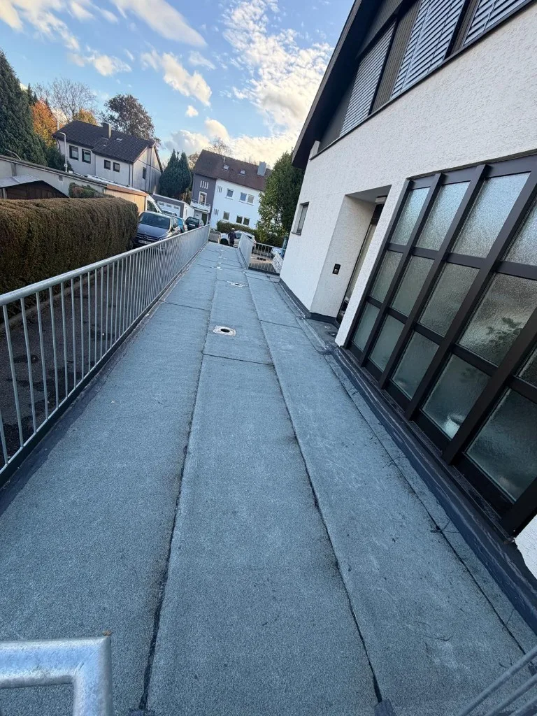 Flachdachabdichtung mit integrierter Lichtkuppel und Attika
